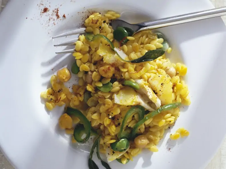 Orzo-Nudeln mit Safran, Stockfisch und Gemüse