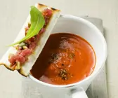 Cremige Paprikasuppe mit Röstbrot