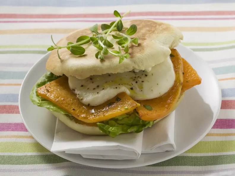 Italienisches Sandwich mit Mozzarella und Kürbis