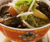 Gemüse und Pilze im Wok gebraten