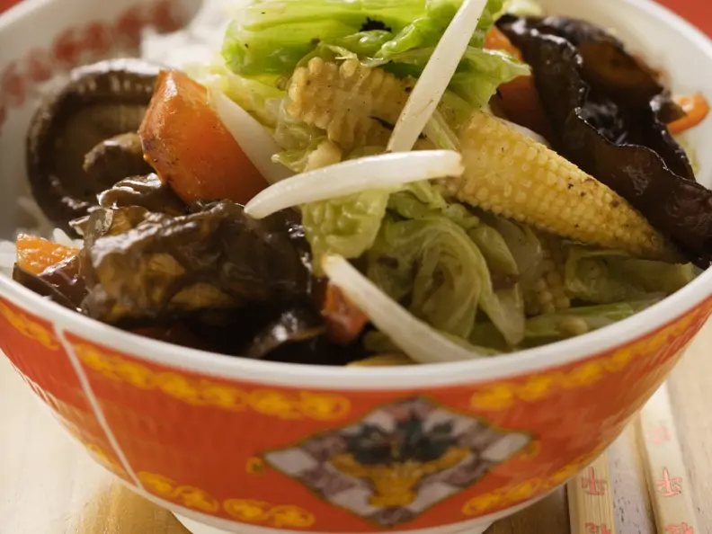 Gemüse und Pilze im Wok gebraten
