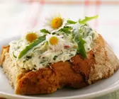 Brot mit Rauke-Quark und Gänseblümchen