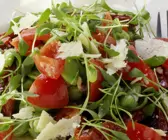 Kresse-Tomaten-Salat mit Saubohnen und Parmesan