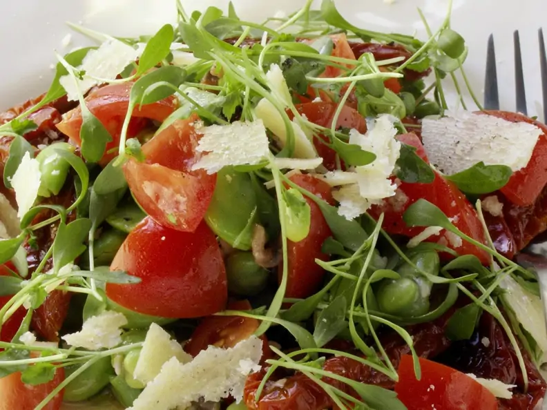 Kresse-Tomaten-Salat mit Saubohnen und Parmesan
