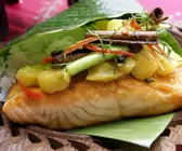 Lachs mit Ananas im Bananenblatt