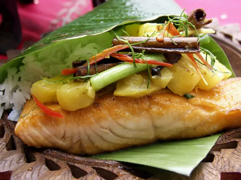 Lachs mit Ananas im Bananenblatt