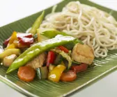 Gebratenes Gemüse mit Hähnchen und Reisnudeln