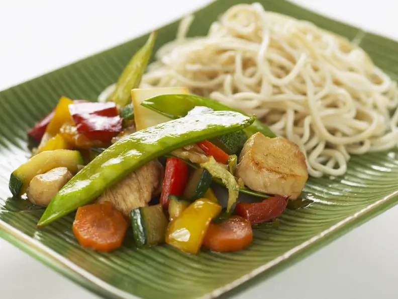 Gebratenes Gemüse mit Hähnchen und Reisnudeln
