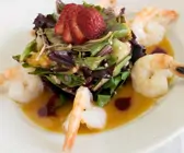 Salat mit Früchten, dazu Shimps