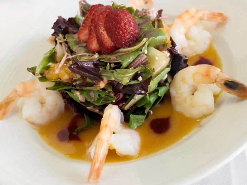 Salat mit Früchten, dazu Shimps