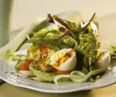 Salat mit Gemüse, harten Eiern und Pesto Rosso-Dressing