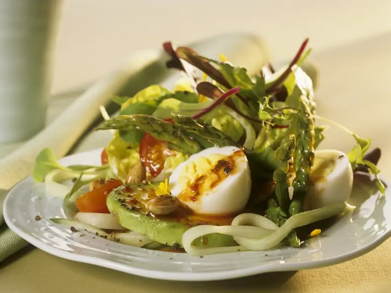 Salat mit Gemüse, harten Eiern und Pesto Rosso-Dressing
