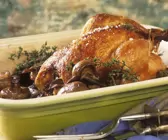 Gebratenes Hähnchen und Champignons und Thymian