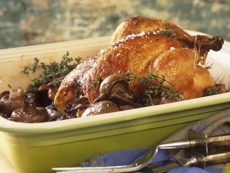 Gebratenes Hähnchen und Champignons und Thymian