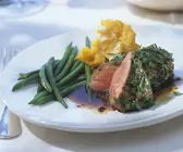 Lammbraten in Kräuterhülle mit grünen Bohnen und Kürbisstampf