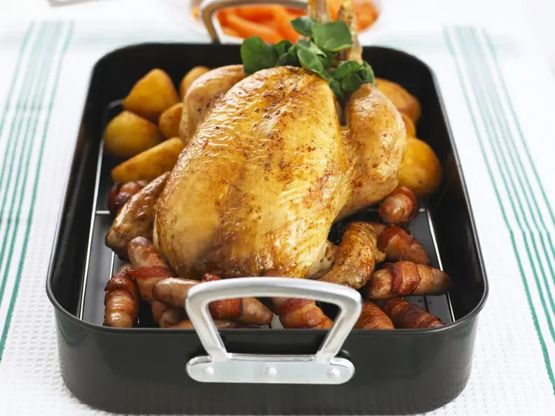 Gebratenes Hähnchen mit Würstl und Kartoffeln