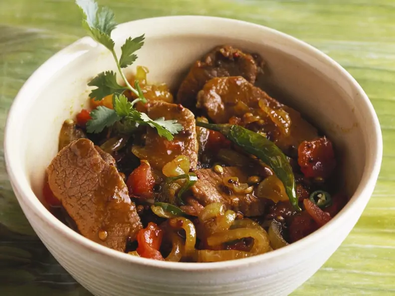 Gemüse-Fleisch-Pfanne auf englisch-indische Art (Jalfraizi)