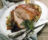 Gebratene Schweinshaxe mit Gemüse