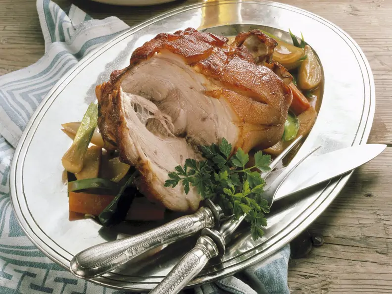 Gebratene Schweinshaxe mit Gemüse