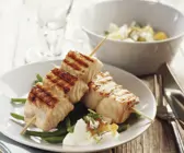 Gegrillte Lachsspieße und grünem Bohnengemüse