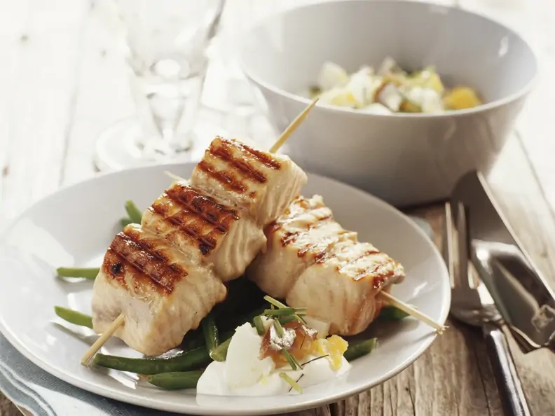Gegrillte Lachsspieße und grünem Bohnengemüse