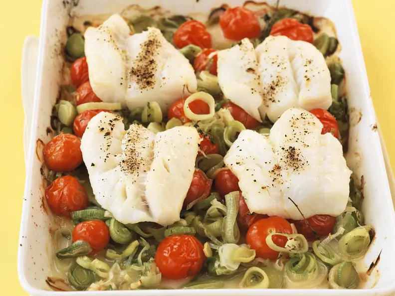 Wolfsbarsch mit Porree und Cherrytomaten aus dem Ofen