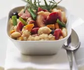 Französischer Eintopf mit Bohnen und Eisbein (Cassoulet)