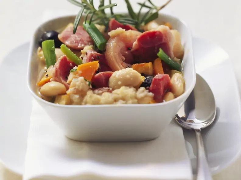 Französischer Eintopf mit Bohnen und Eisbein (Cassoulet)