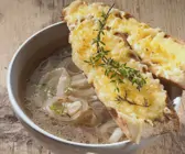 Zwiebelsuppe mit Bier dazu Käsebrote