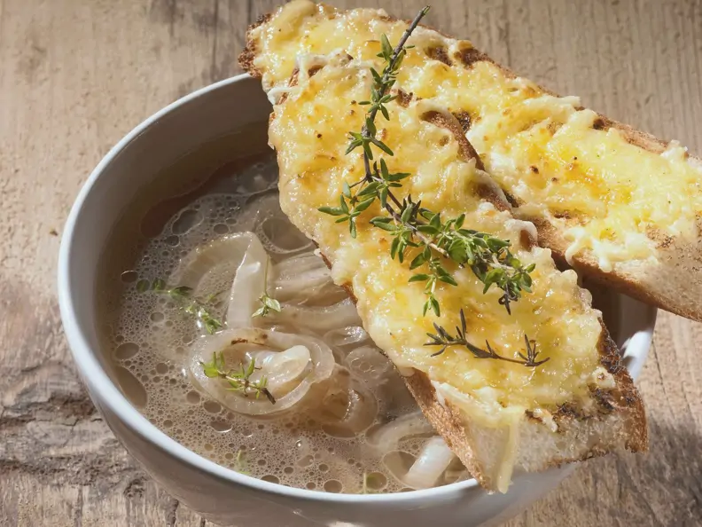 Zwiebelsuppe mit Bier dazu Käsebrote