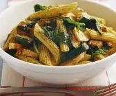 Penne mit Hähnchen, Spinat und Pesto