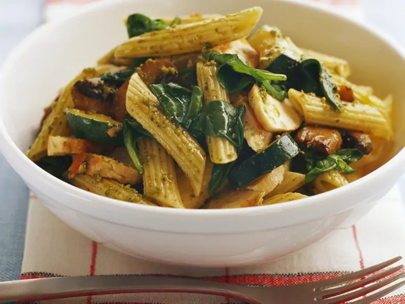 Penne mit Hähnchen, Spinat und Pesto