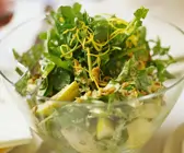 Blattsalat mit Birne, Rucola und Wasserkresse