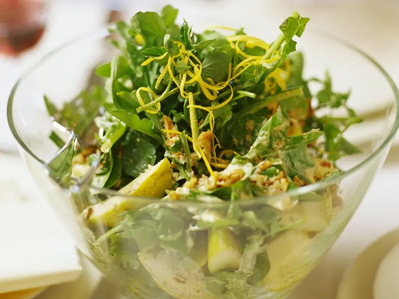 Blattsalat mit Birne, Rucola und Wasserkresse