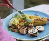 Gegrillte Hähnchenroulade mit gemischtem Salat und Maiskolben