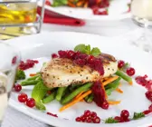 Gegrilltes Hähnchenfilet mit Gemüse und Johannisbeeren