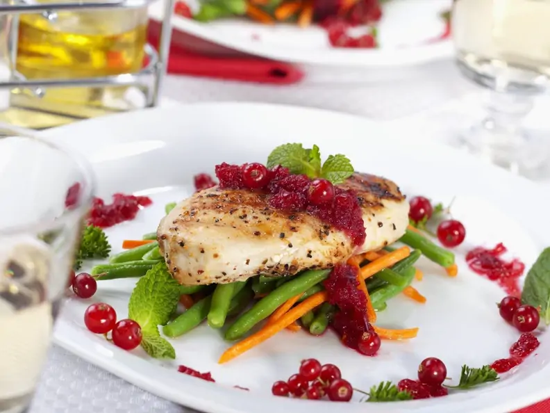 Gegrilltes Hähnchenfilet mit Gemüse und Johannisbeeren