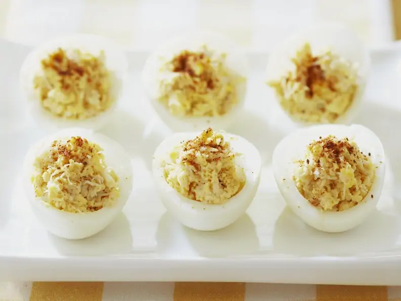 Eier mit Krabbenfleischfüllung