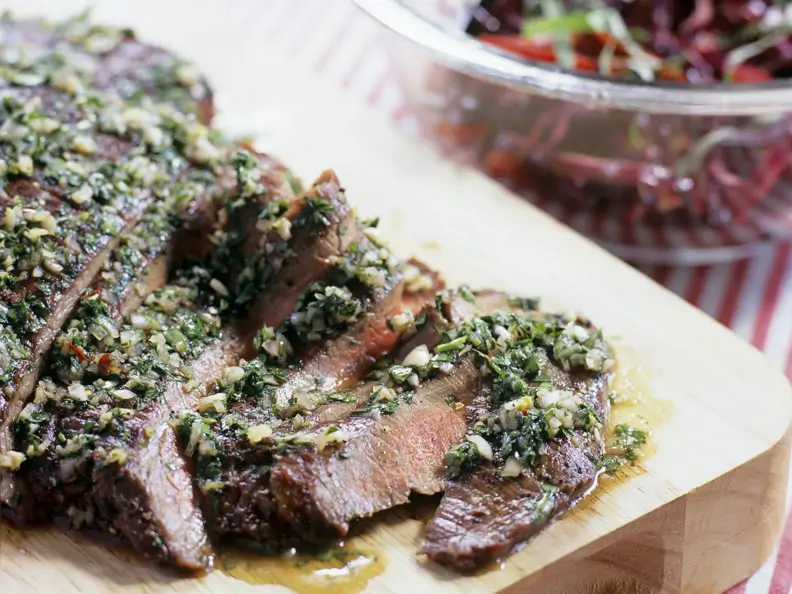 Flank Steak mit Knoblauch und Petersilie