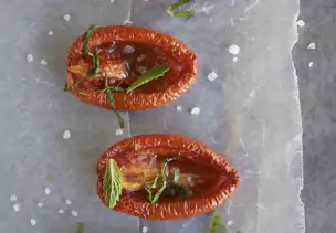 Gebackene Tomaten und Kräutern