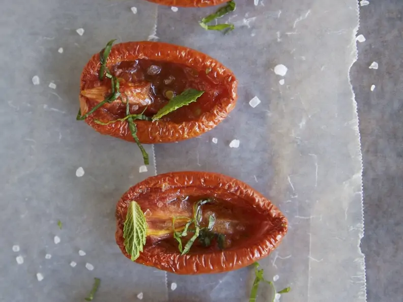 Gebackene Tomaten und Kräutern