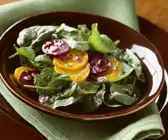 Blattspinat-Salat mit roten-und gelben Beten