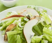 Römersalat mit Geflügel, Birnen  und Blauschimmelkäse