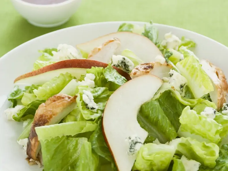 Römersalat mit Geflügel, Birnen  und Blauschimmelkäse
