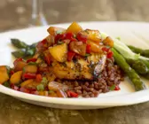Hähnchenbrustfilet mit Pfirsichsalsa, Linsengemüse und Spargel