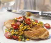 Gebratene Hähnchenbrust mit Salsa aus Mais und Tomaten
