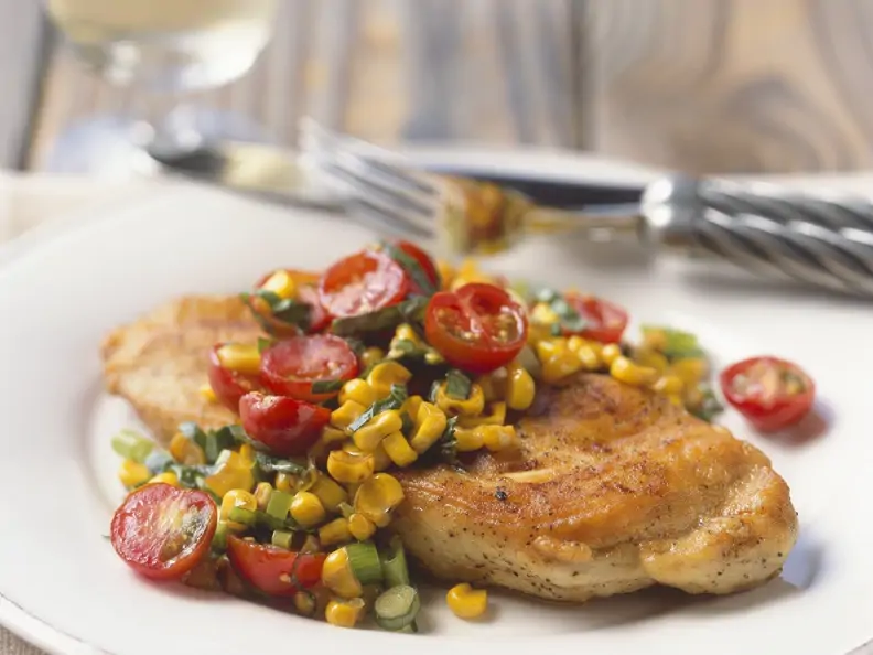 Gebratene Hähnchenbrust mit Salsa aus Mais und Tomaten