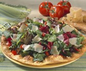 Fladenbrot mit Salat und Parmesanspänen