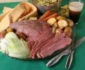 Corned Beef mit Kohl, Karotten und Kartoffeln