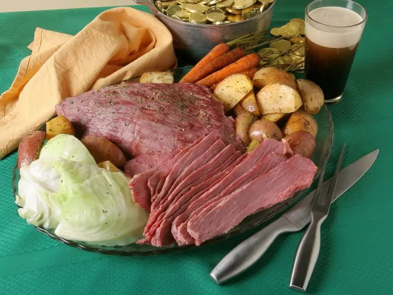 Corned Beef mit Kohl, Karotten und Kartoffeln